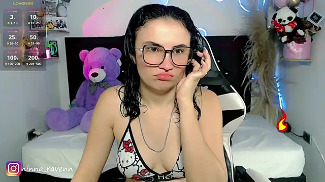 Snapshot of AriaDark chatting on May 4, 2026, 10:06 pm AriaDark online show from May 4, 2026, 10:06 pm