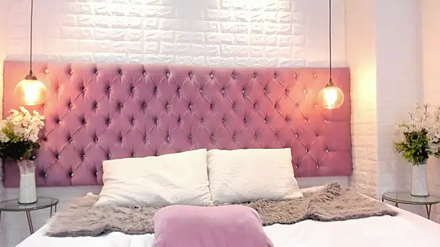 nela moretti online show from April 21, 2026, 1:42 am