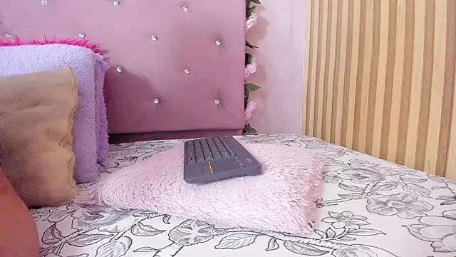 lovely  kiss   online show from June 5, 2026, 6:24 pm