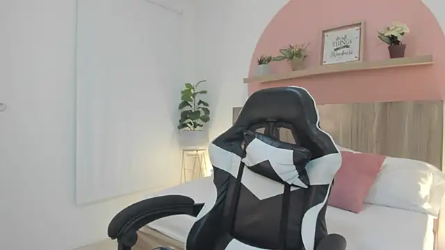 ivette swan online show from February 21, 2026, 12:28 pm