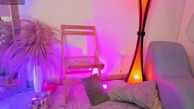 fransheskarossi online show from April 18, 2026, 7:58 pm