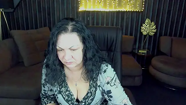 IrissMoon online show from April 17, 2026, 5:54 am