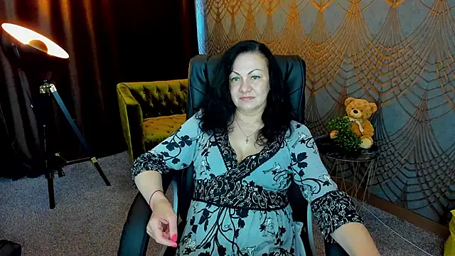 IrissMoon online show from June 3, 2026, 5:43 am