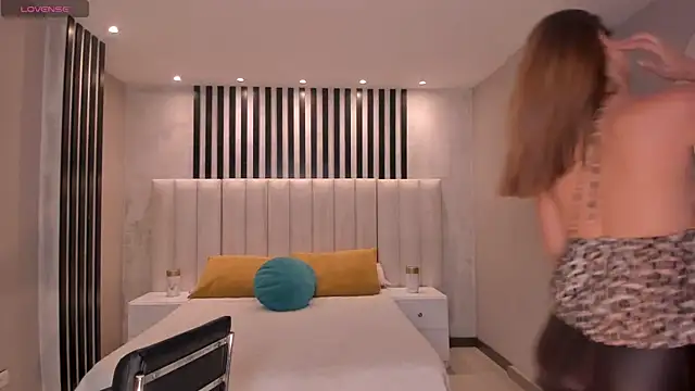 BellaThompsonX online show from April 3, 2026, 7:45 pm