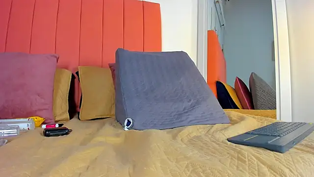 rose thompson19 online show from March 31, 2026, 7:36 pm