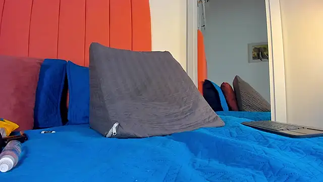 rose thompson19 online show from April 11, 2026, 8:02 pm