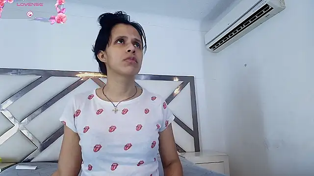 Snapshot of mitzukywinteer chatting on March 4, 2026, 9:32 pm mitzukywinteer online show from March 4, 2026, 9:32 pm