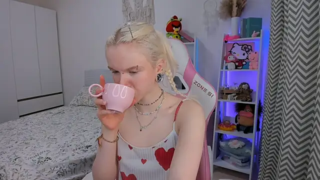 Mia WaterFall online show from February 10, 2026, 3:21 am