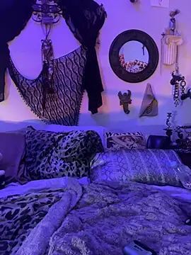 luxxlola online show from April 8, 2026, 11:32 am