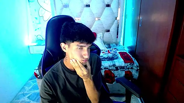 Akyra latinn online show from March 30, 2026, 9:27 pm