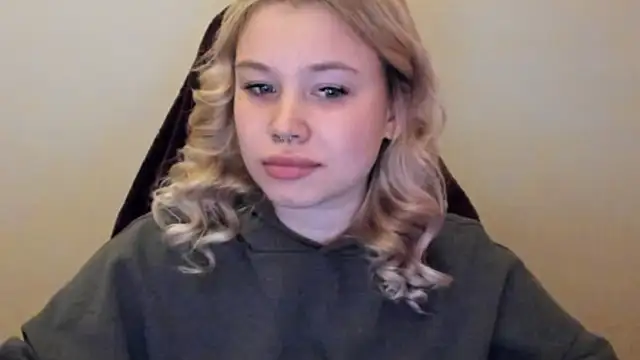 Lulu Di online show from February 4, 2026, 11:42 pm