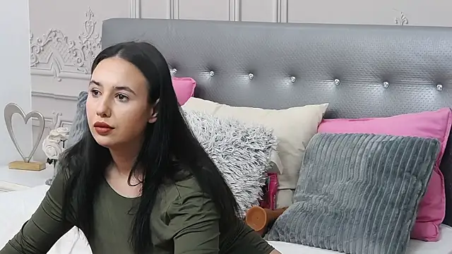 MavisReeve online show from April 24, 2026, 4:04 am