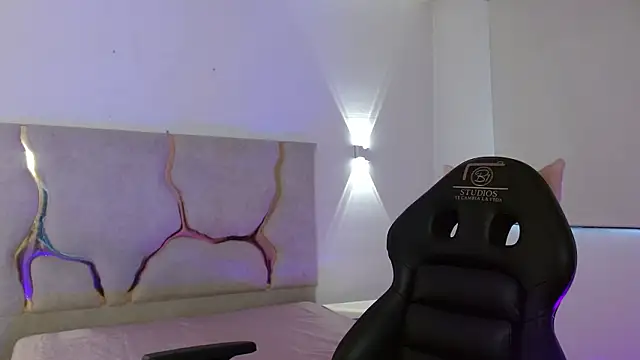 Snapshot of TINY_TAY chatting on March 4, 2026, 11:49 am TINY TAY online show from March 4, 2026, 11:49 am