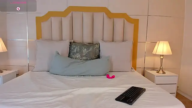 Snapshot of Crystal_Rose__ chatting on March 5, 2026, 11:39 am Crystal Rose online show from March 5, 2026, 11:39 am