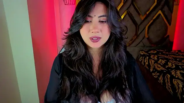 Snapshot of Luvienne chatting on February 28, 2026, 7:37 pm Luvienne online show from February 28, 2026, 7:37 pm