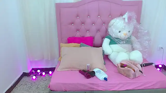 Steixy cute online show from April 15, 2026, 7:10 pm