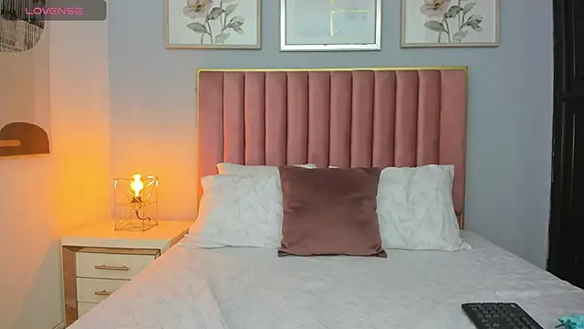 MarianaScott  online show from April 15, 2026, 12:23 pm