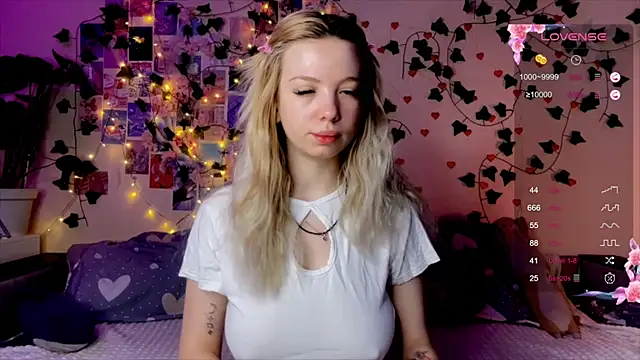 Akari-moon online show from April 11, 2026, 3:22 am