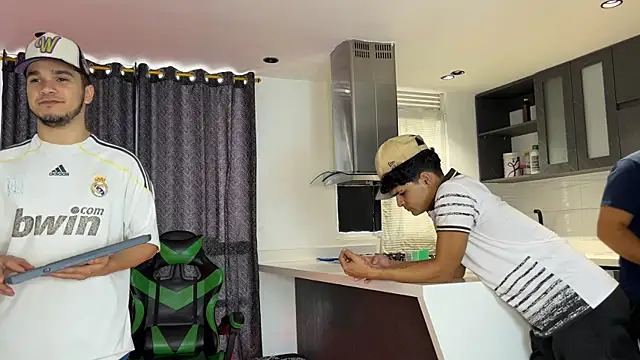 Snapshot of TheBatMansion chatting on February 18, 2026, 9:55 pm TheBatMansion online show from February 18, 2026, 9:55 pm