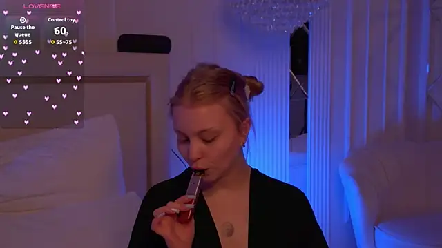 MollyHilton online show from April 9, 2026, 2:44 pm