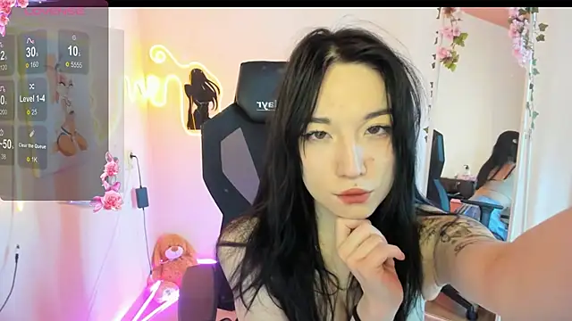 AliceeinWonderlanddd online show from April 4, 2026, 2:43 am