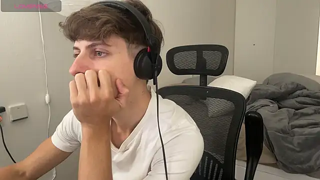 vitoraugustoxxx online show from February 9, 2026, 2:43 pm