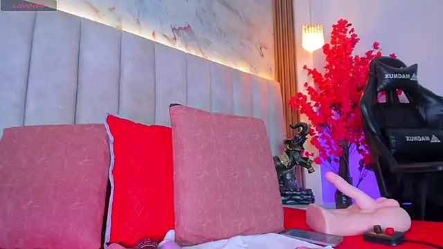 PixzyMartinez online show from April 18, 2026, 12:42 pm