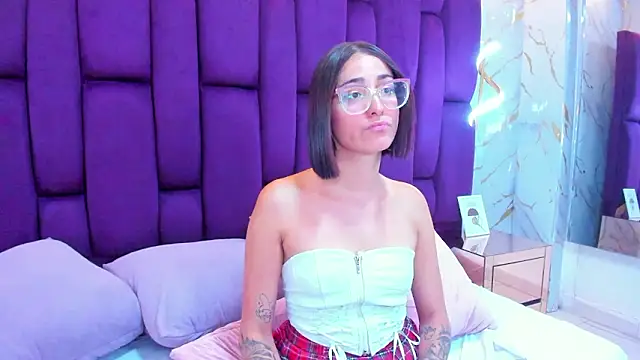 crystalstonee online show from March 11, 2026, 12:38 am