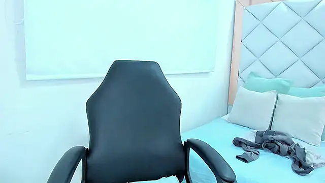 crystalstonee online show from March 12, 2026, 7:42 pm