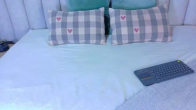 AnnieRouse   online show from April 19, 2026, 11:42 am