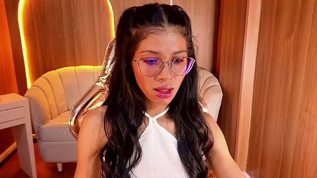 Snapshot of Alina_b_ chatting on July 9, 2026, 7:51 pm Alina b online show from July 9, 2026, 7:51 pm