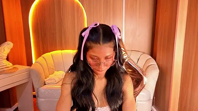 Snapshot of Alina_b_ chatting on July 17, 2026, 8:03 pm Alina b online show from July 17, 2026, 8:03 pm