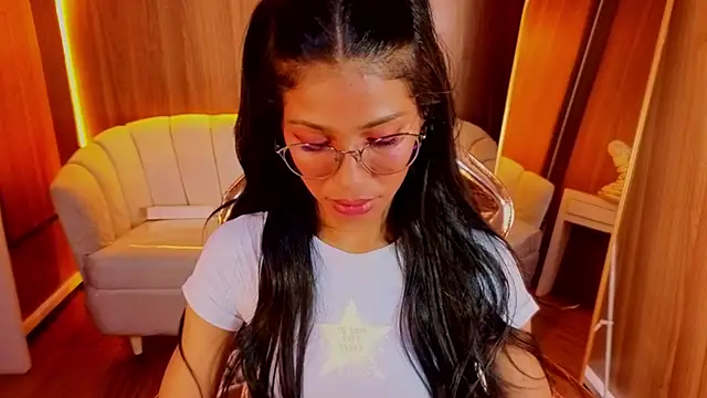 Snapshot of Alina_b_ chatting on July 22, 2026, 7:49 pm Alina b online show from July 22, 2026, 7:49 pm