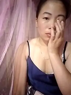 Ella-aa online show from March 3, 2026, 9:42 pm