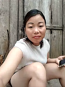 Ella-aa online show from May 18, 2026, 1:45 am