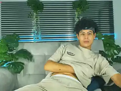 ThiiagoSaeenz online show from April 7, 2026, 5:19 am