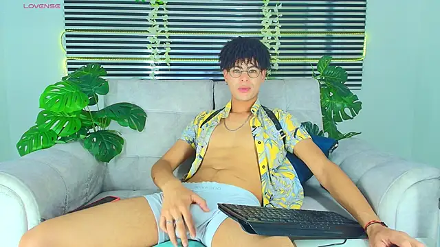 ThiiagoSaeenz online show from April 19, 2026, 9:17 pm