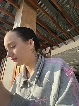 MiaTee online show from February 25, 2026, 4:00 am