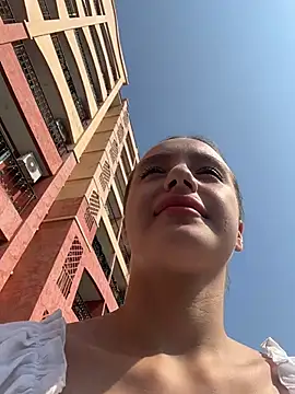 MiaTee online show from April 18, 2026, 2:15 am