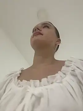 MiaTee online show from April 19, 2026, 3:06 am