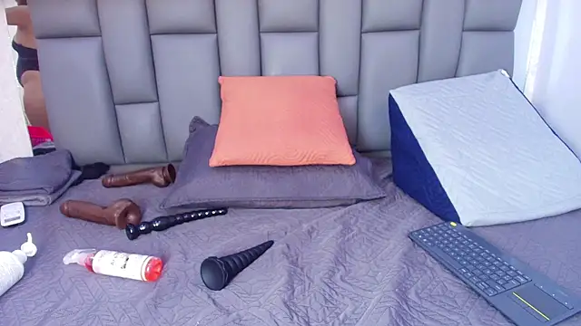 melany roberts  online show from April 18, 2026, 3:10 am