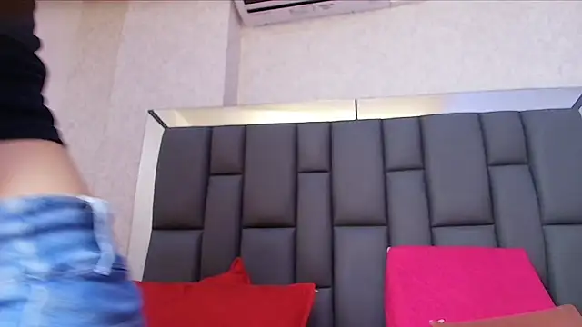 melany roberts  online show from April 22, 2026, 3:09 am