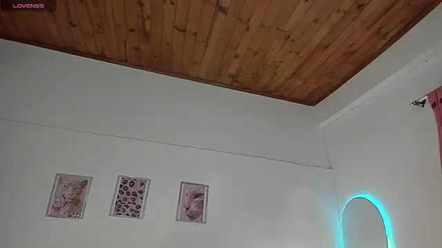 luna velveth online show from April 20, 2026, 11:35 am