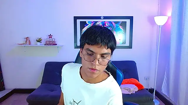 Snapshot of Maecum18 chatting on May 5, 2026, 8:50 pm Maecum18 online show from May 5, 2026, 8:50 pm