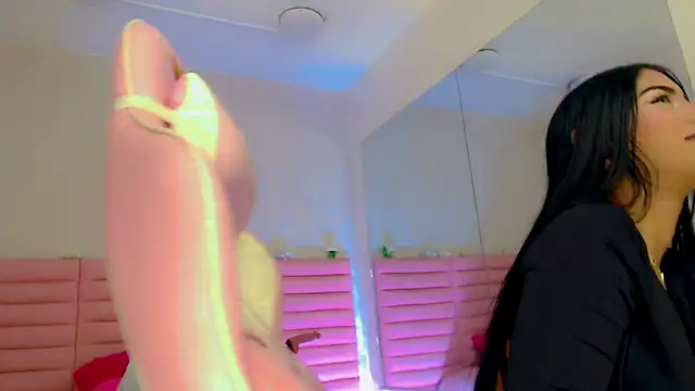 estefany squirt1 online show from February 27, 2026, 4:23 am