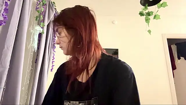 Snapshot of LunaMacky chatting on February 8, 2026, 12:03 am LunaMacky online show from February 8, 2026, 12:03 am