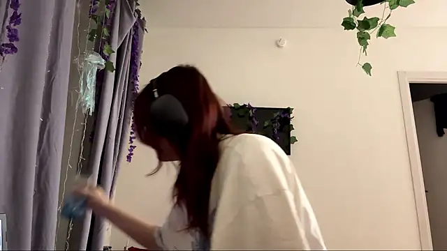 Snapshot of LunaMacky chatting on February 9, 2026, 12:36 am LunaMacky online show from February 9, 2026, 12:36 am