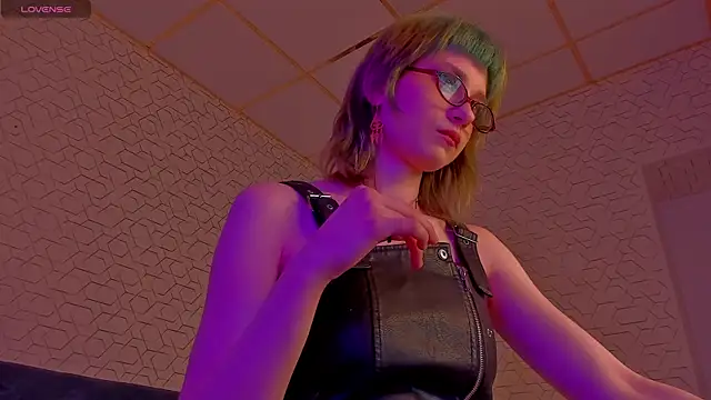 Scarle Whisper online show from April 13, 2026, 9:04 am