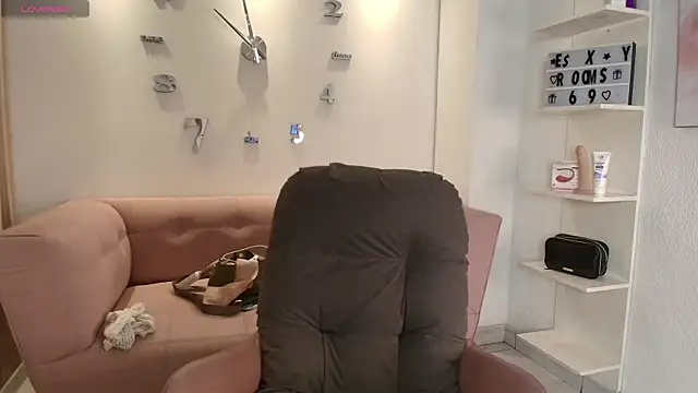 Luna Millers online show from April 6, 2026, 4:21 am