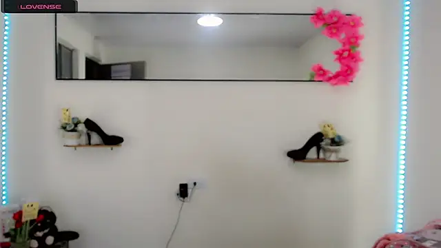 NathalialLooes online show from April 18, 2026, 5:22 am